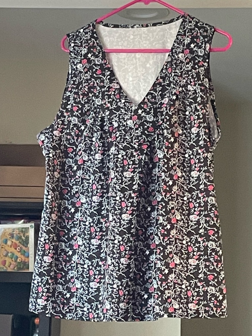 XL Temu Black Floral V-Neck Sleeveless Blouse with Pink Accents